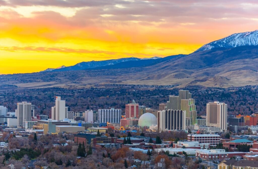 Las Vegas Local Favorites: How Residents Truly Experience the City Beyond the Strip Mountains behind Las Vegas highlighting Las Vegas local favorites, showing local favorite attractions in Las Vegas where Las Vegas locals enjoy outdoor local favorite experiences beyond the Strip